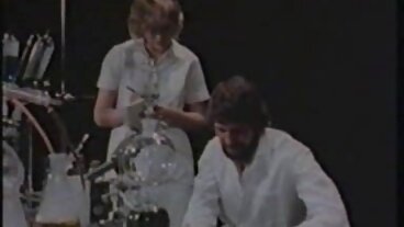 מתמחה לוהט מספק את מילפיות חינם הצרכים של הבוסית שלה