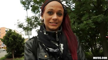 חובב בדיו מחליק את הכוס שלה למעלה ולמטה על העמוד שלו סקס חינם