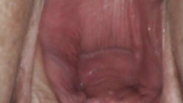 אינסטלטור מזדיינת עם הכלב שלה תלוי מתקן את Drain & Pussy