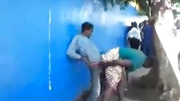 מאמן חסר זהירות הודח לעזאזל! בחורות ערמות