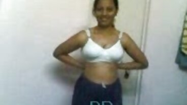 כלבה עשירה צריכה BBC ביניהן מורה מזיין תלמידה Titties!