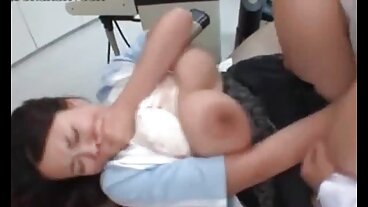 זונה סקס אונס חינם בלונדינית מפותלת חוטפת את ישבנה הגדול