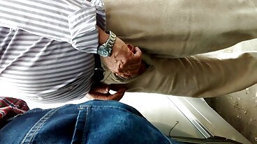 אמירה עדרה סק חינם מזיין אדם זר שנתקע במעלית