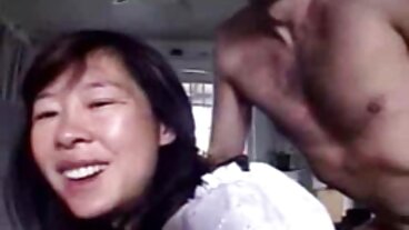 מותק רוסי בגרביים משפריץ גבר מזיין בחורה תוך כדי קדיחה במעלה התחת