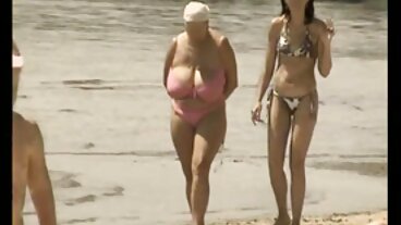 אמא סרטינסקס חורגת מנחמת את הבת על השפרצה