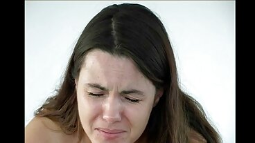 מין רכוש: סוכן ציצים טבעיים ענקיים Skylar Vox Bangs לקוח על ספה מצלמות סקסצאט בפורנו-HD