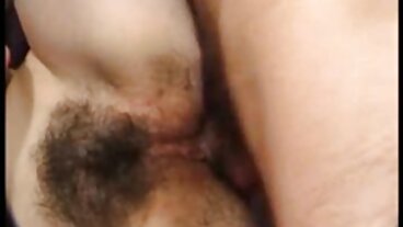 Floozies גמישים של מזדיינת עם השכן לסבוס ללקק את הדגדגן