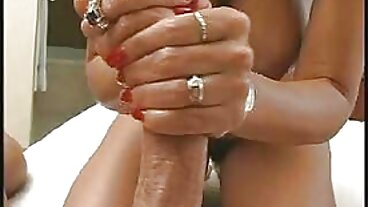 האלה צ'כית חזה, לוסי ויילד, התנוססה סרטי סקס חינם להורדה באמבטיה