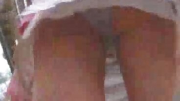 פורנו HD מזדיינת עם חיות קטן: אני יכול לראות את החצאית שלך בפורנו HD