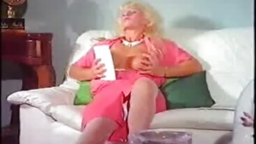 בלה מכה את שותפה עצבנית בגלל שגנבה את הגבר סקס חינם חרמנית שלה! ואז FFM